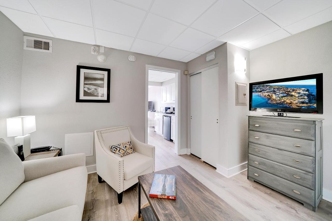 Deluxe Queen Suite Kitchenette Ocean View