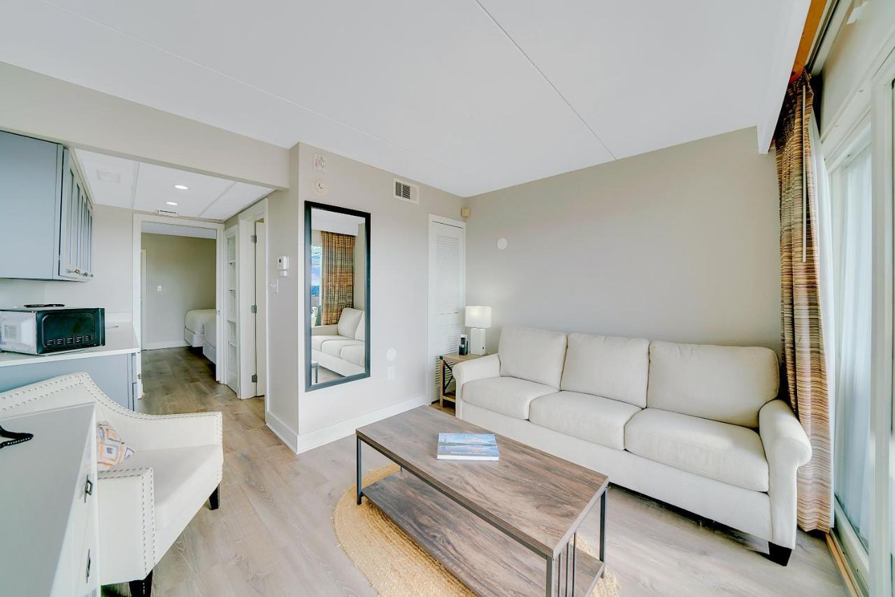 Deluxe Queen Suite Kitchenette Ocean View